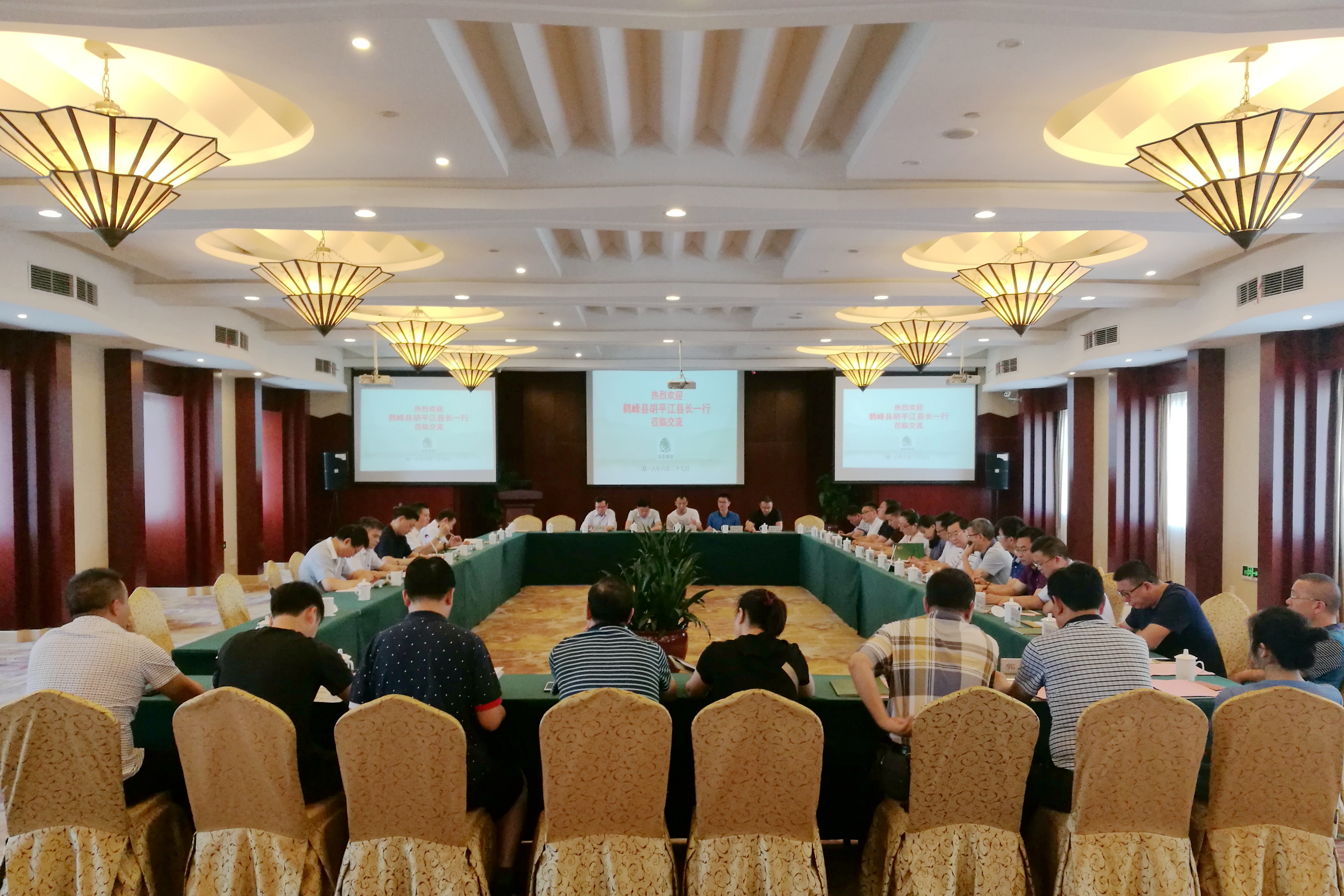 湖北鹤峰县长胡平江一行莅临开云（中国）交流