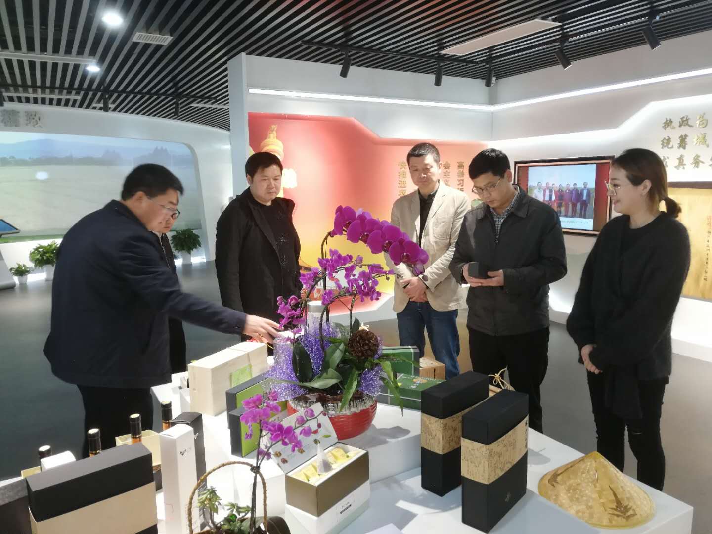 普安县委书记农文海一行考察开云（中国）特种茶中心