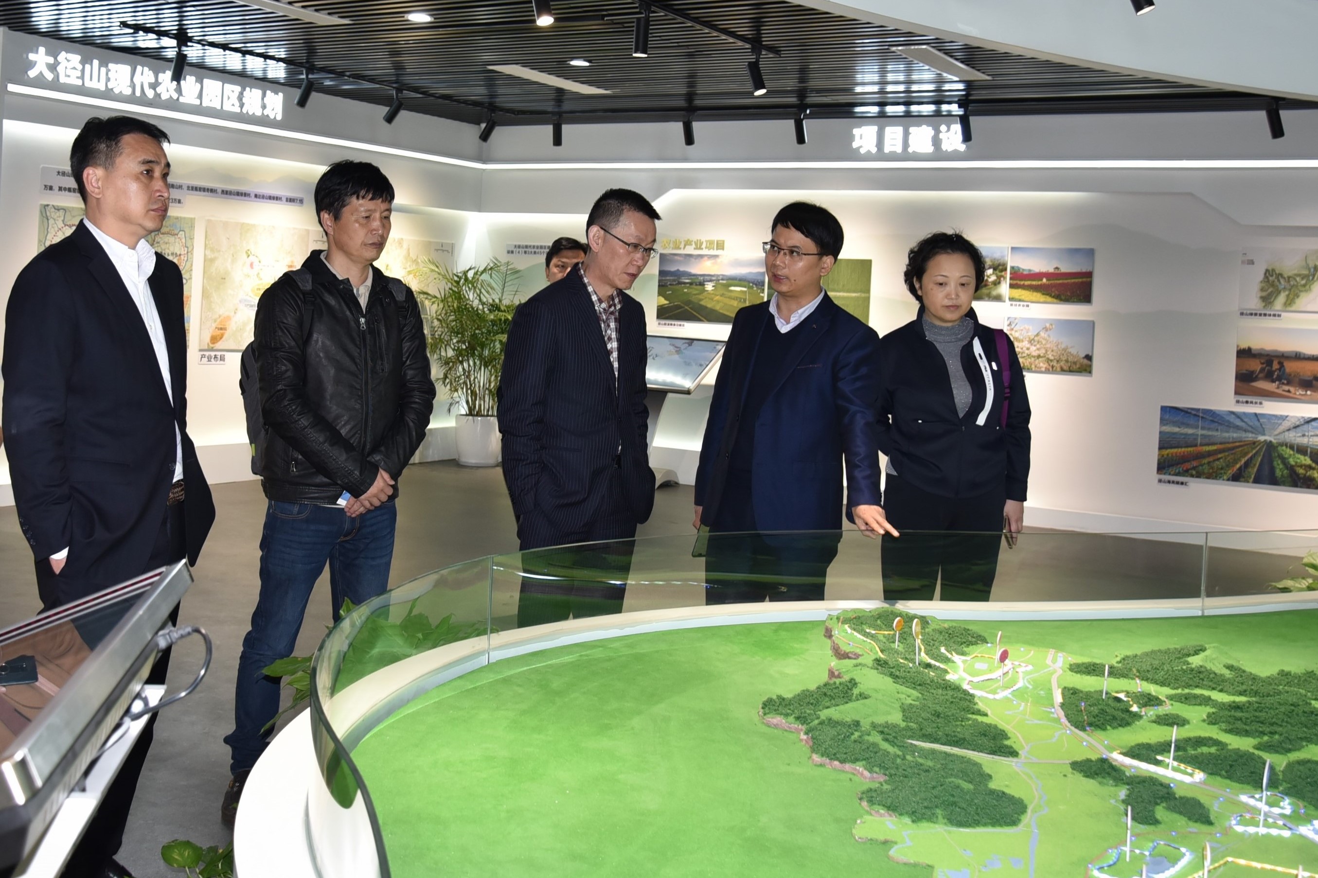 贵州省投资促进局余显强一行莅临开云（中国）特种茶中心考察
