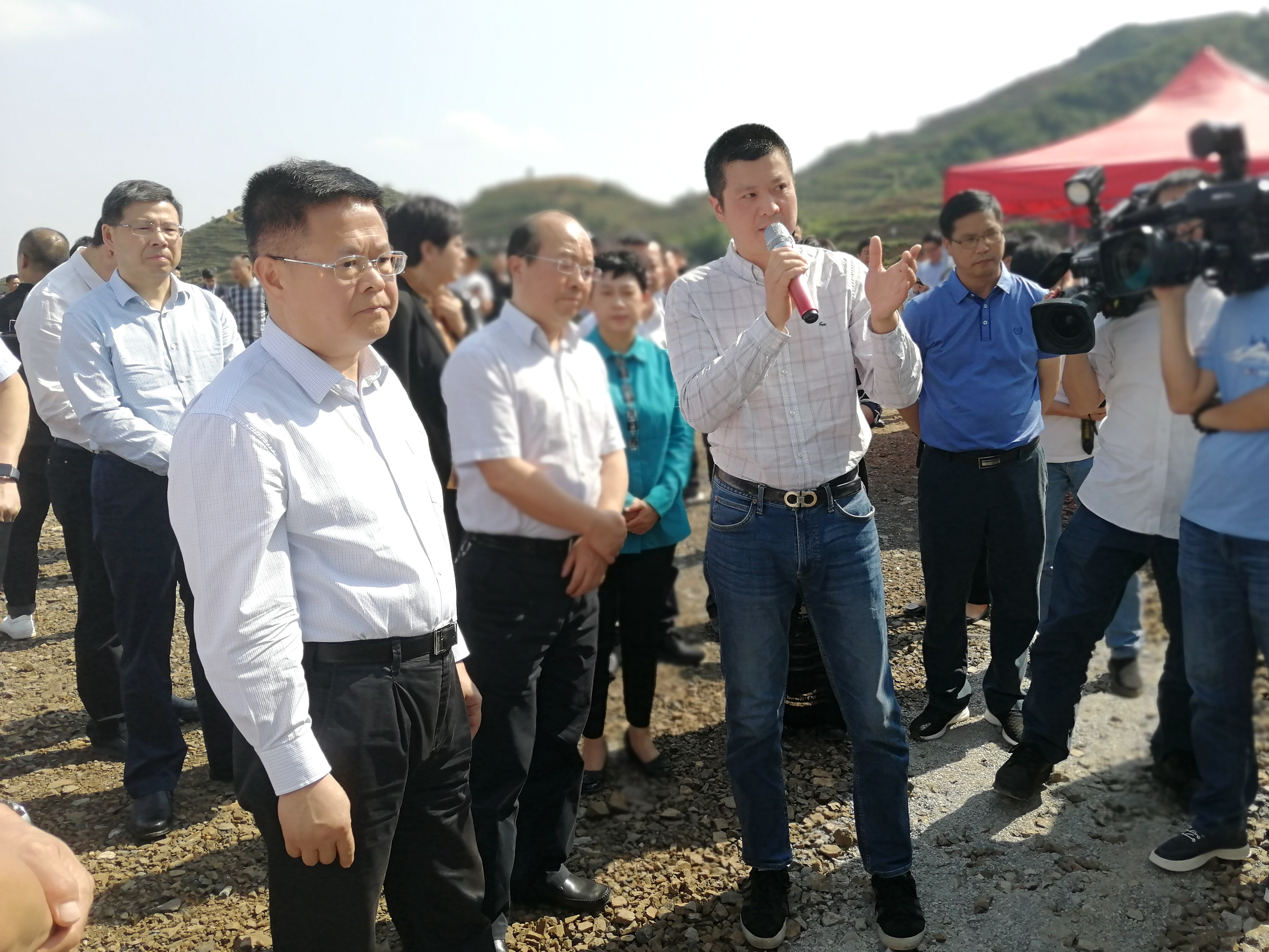 浙江省委副书记郑栅洁考察开云（中国）贵州普安“白叶一号”工程种植基地