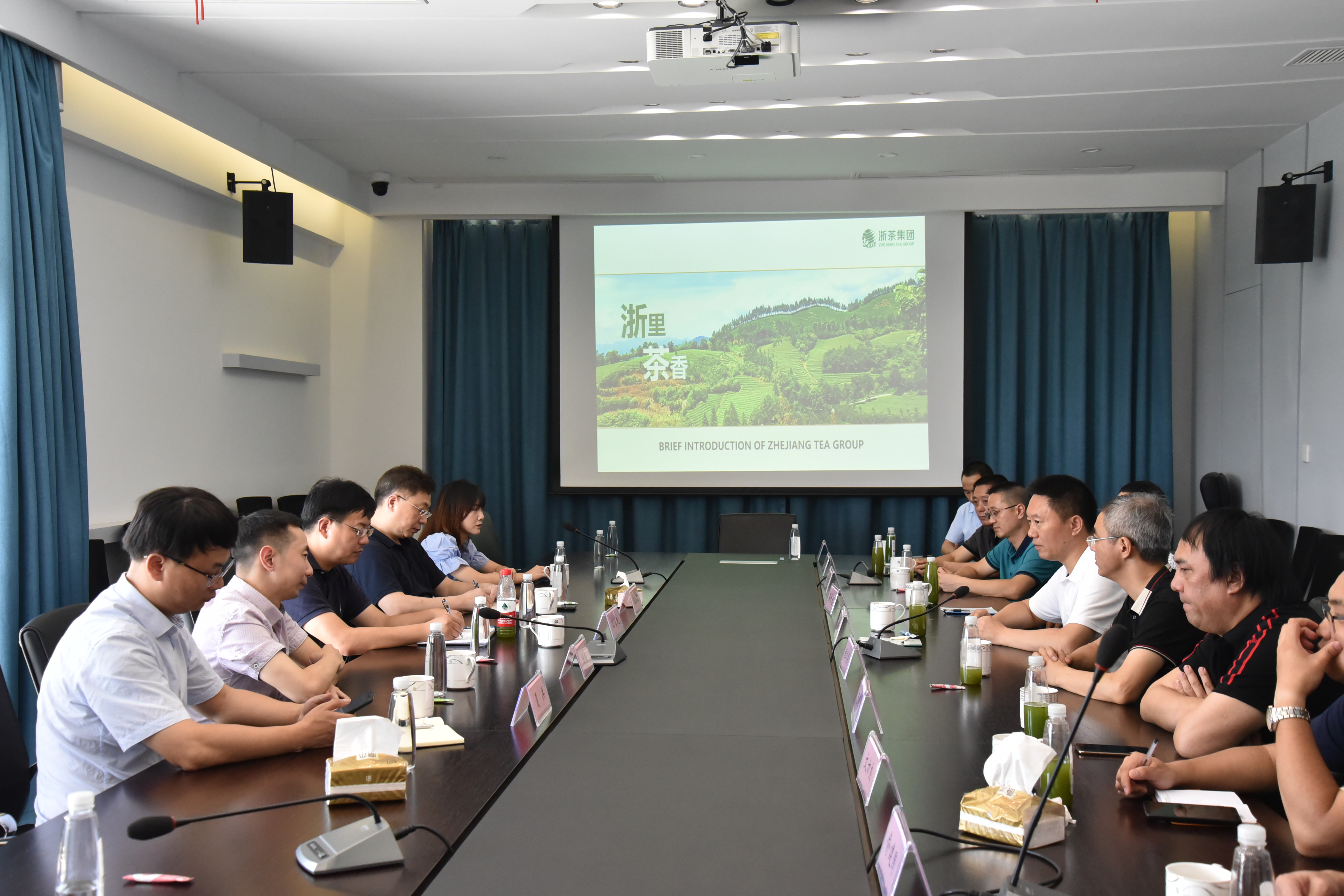 湖北恩施州人大常委会副主任王小平一行考察开云（中国）茶博园