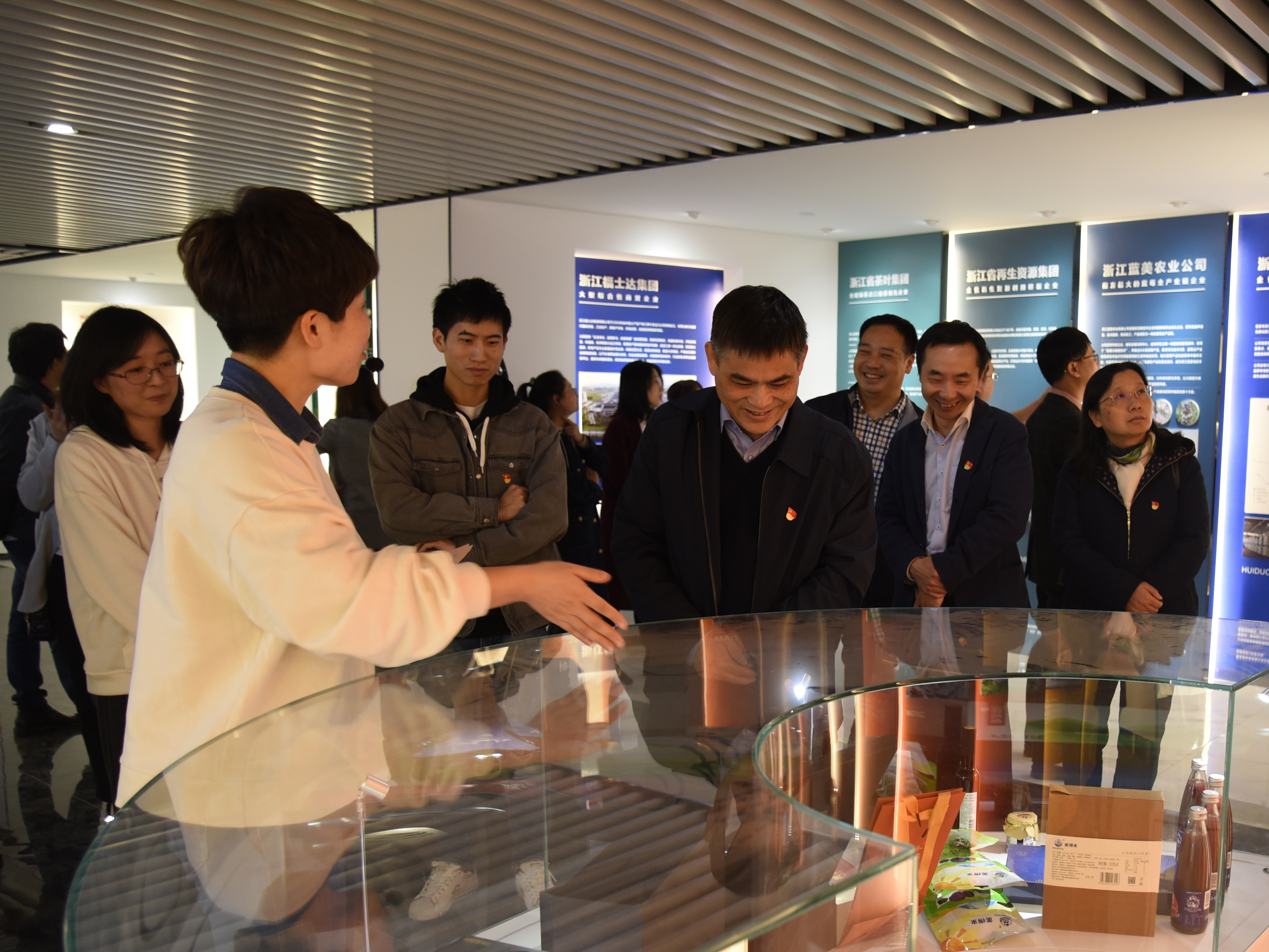 开云（中国）第一、二党支部党员参观浙江供销社陈列馆